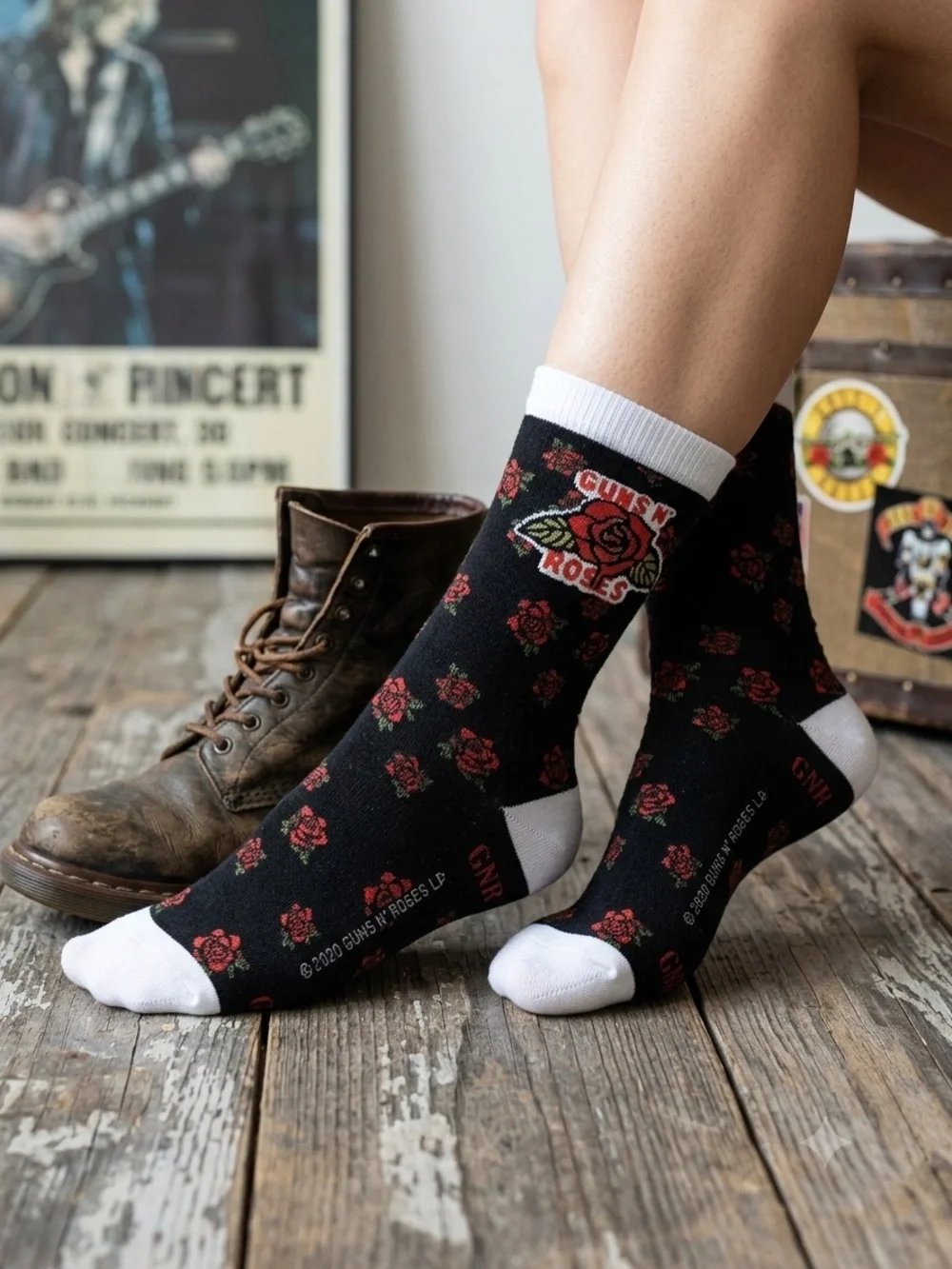 NIB NWT Guns-N-Roses Black & White Rose-Pattern Crew Socks in Gift Box OS